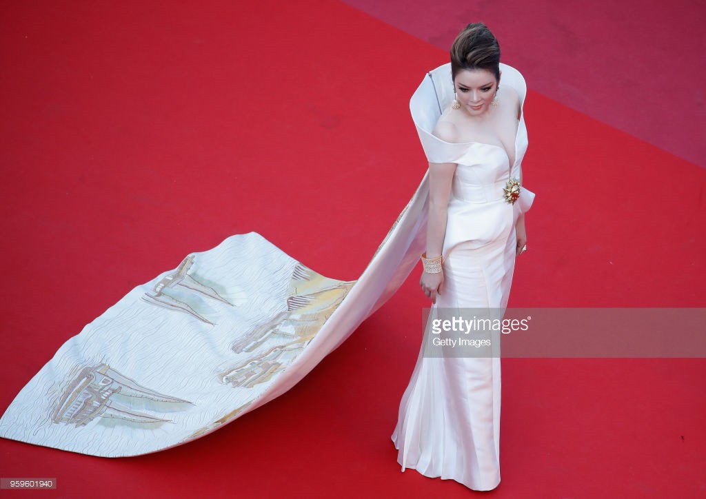 Lý Nhã Kỳ diện váy thêu quảng bá Vịnh Hạ Long trên thảm đỏ Cannes Lý Nhã Kỳ diện váy thêu quảng bá Vịnh Hạ Long trên thảm đỏ Cannes